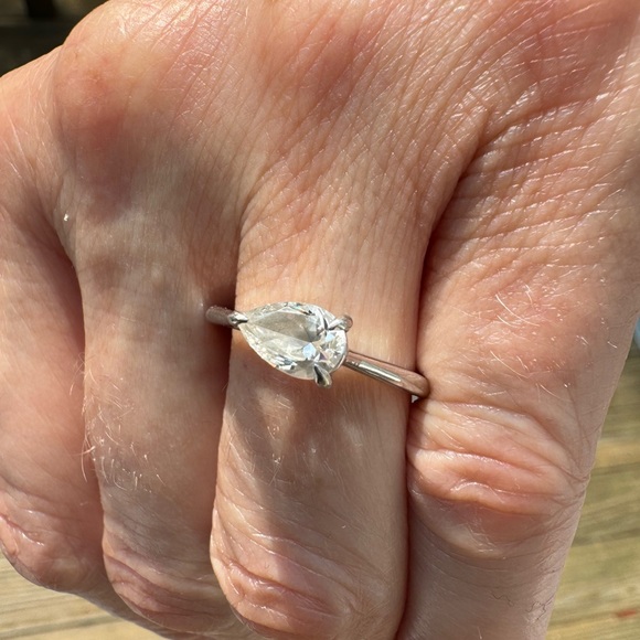 East West Trellis 1.08 carat simulated diamond ring. Size 9 - Picture 4 of 13